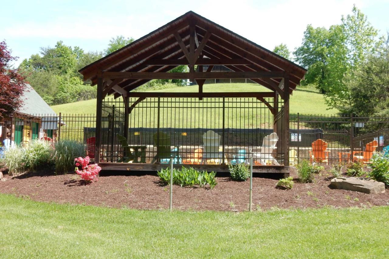 Inviting Sevierville Cabin With Deck And Hot Tub! Ngoại thất bức ảnh