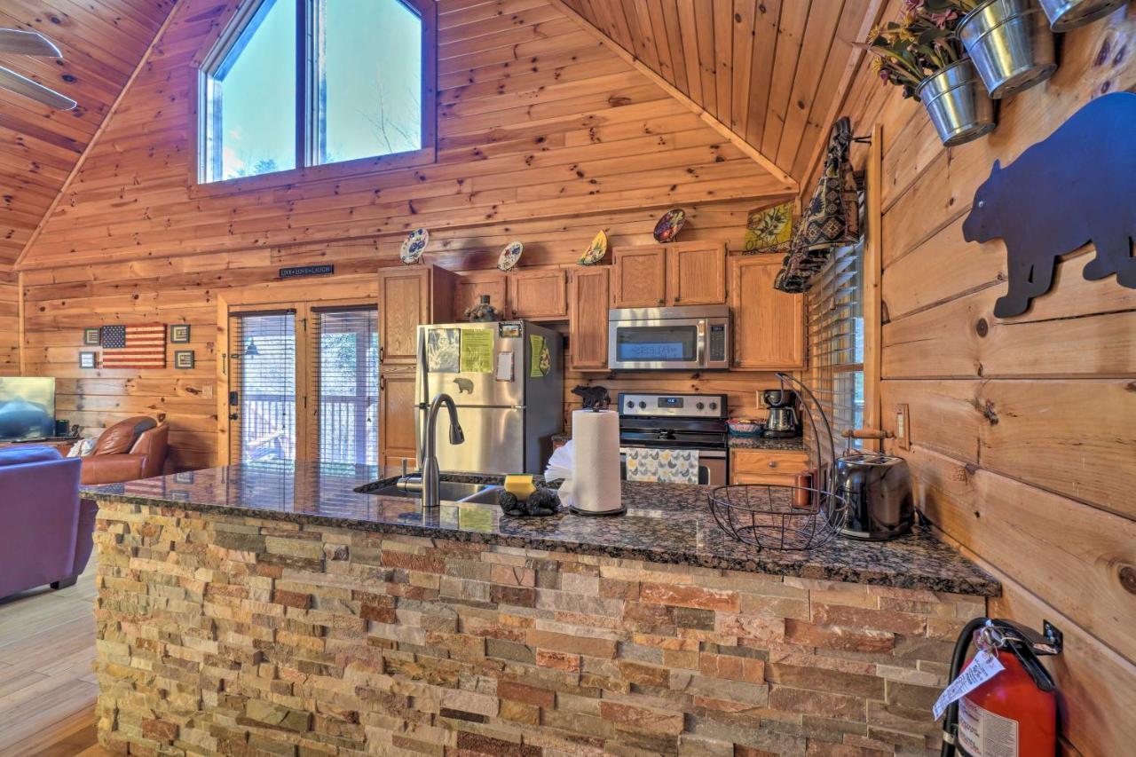 Inviting Sevierville Cabin With Deck And Hot Tub! Ngoại thất bức ảnh